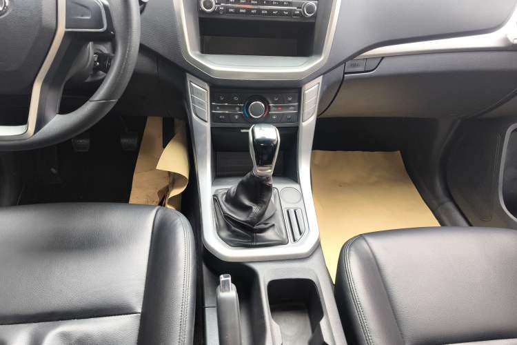 Used SAIC MAXUS T60 2022 5th Anniversary Edition 2.0T Diesel Manual Two-Wheel Drive High Ground Clearance Comfortable Version with Extended Cabin
