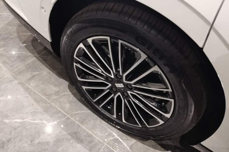 Used  Galaxy 8 2025 130km EM-i Deluxe Edition