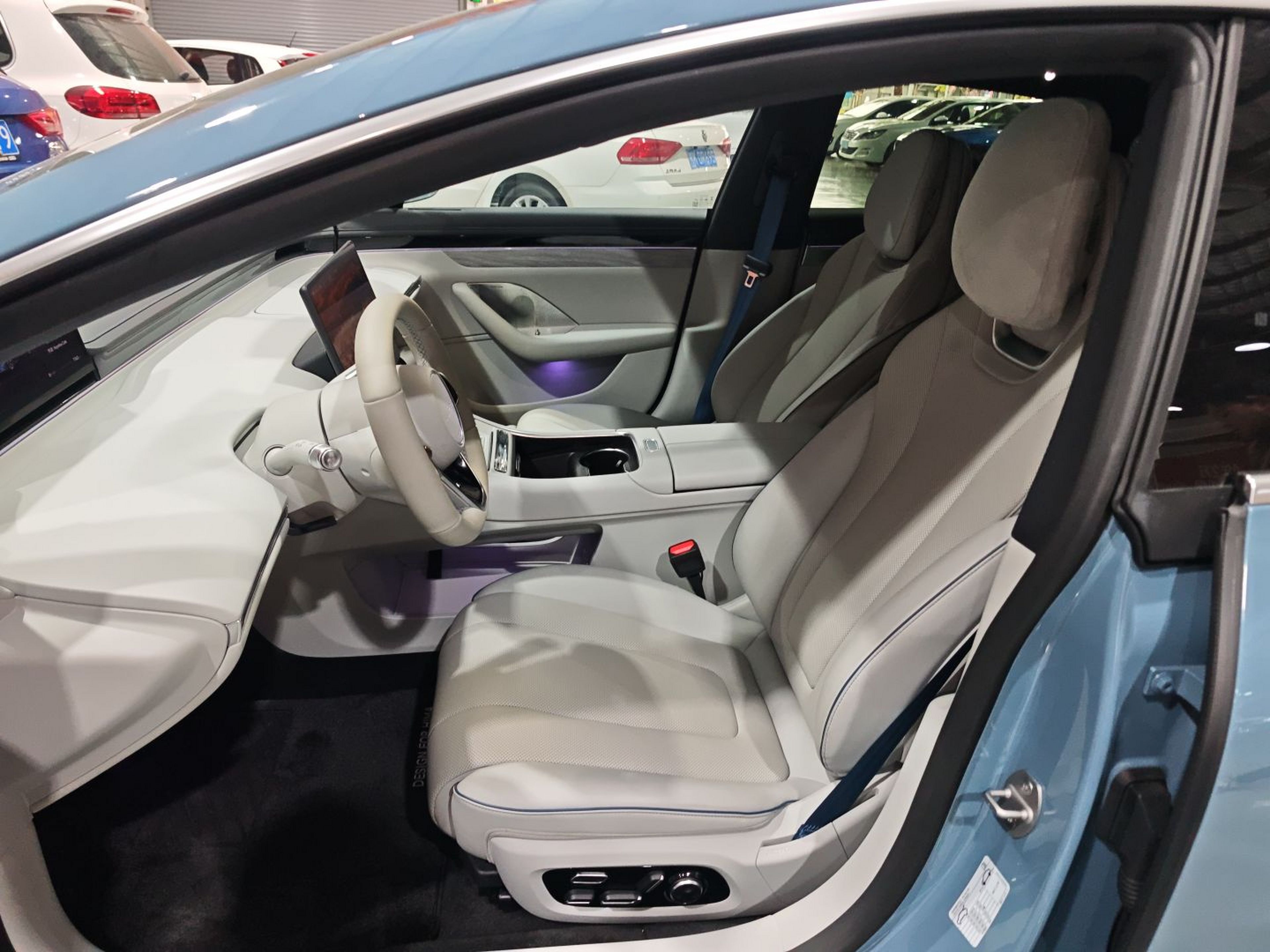 المقاعد الأمامية داخل السيارة