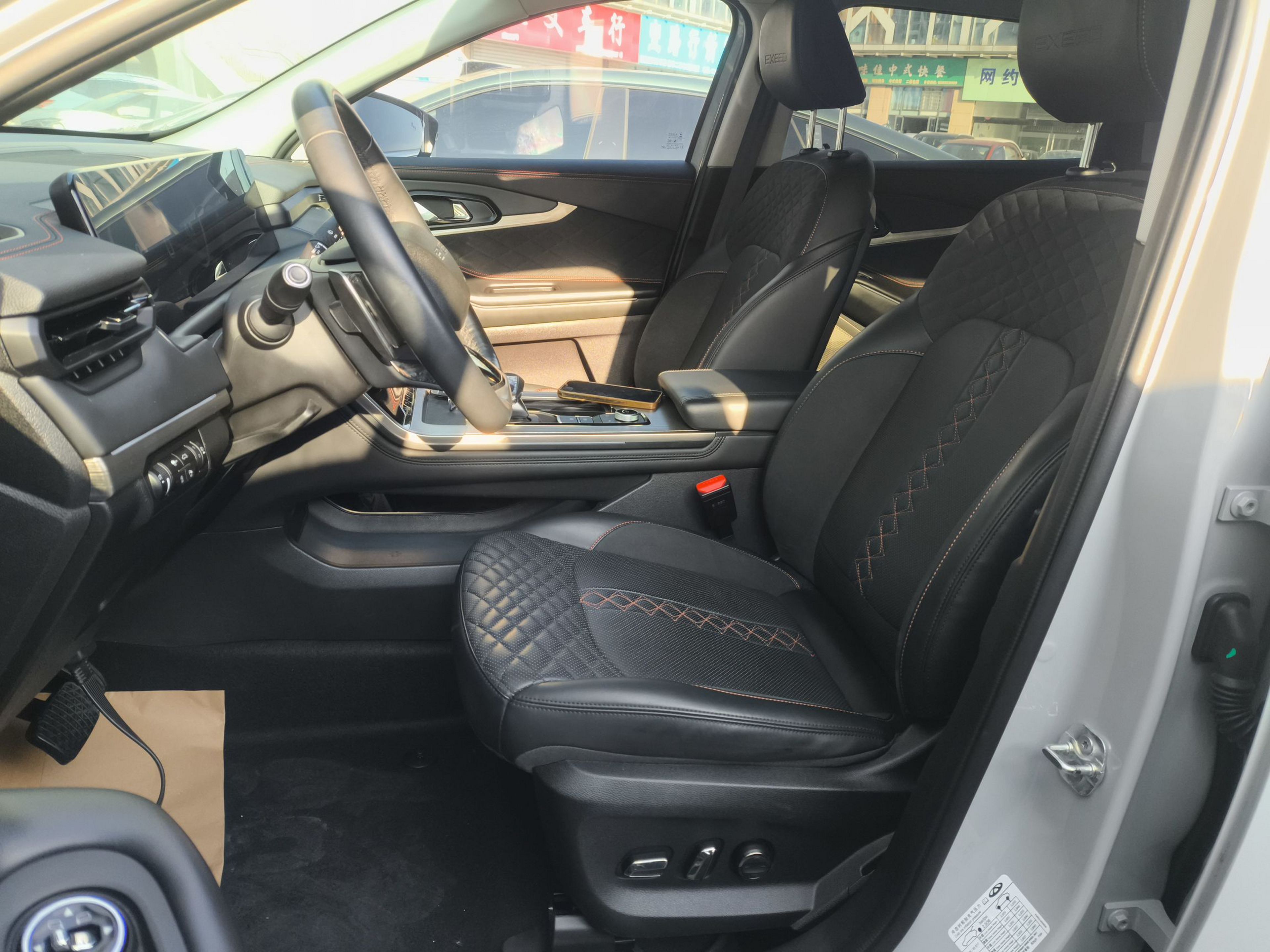 المقاعد الأمامية داخل السيارة