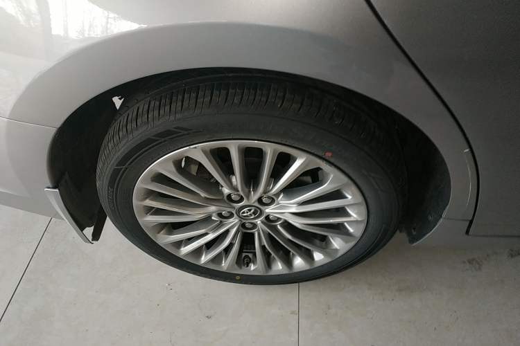 Used Toyota Avalon 2019 Dual-Engine 2.5L XLE Prestige Version China VI Standard
