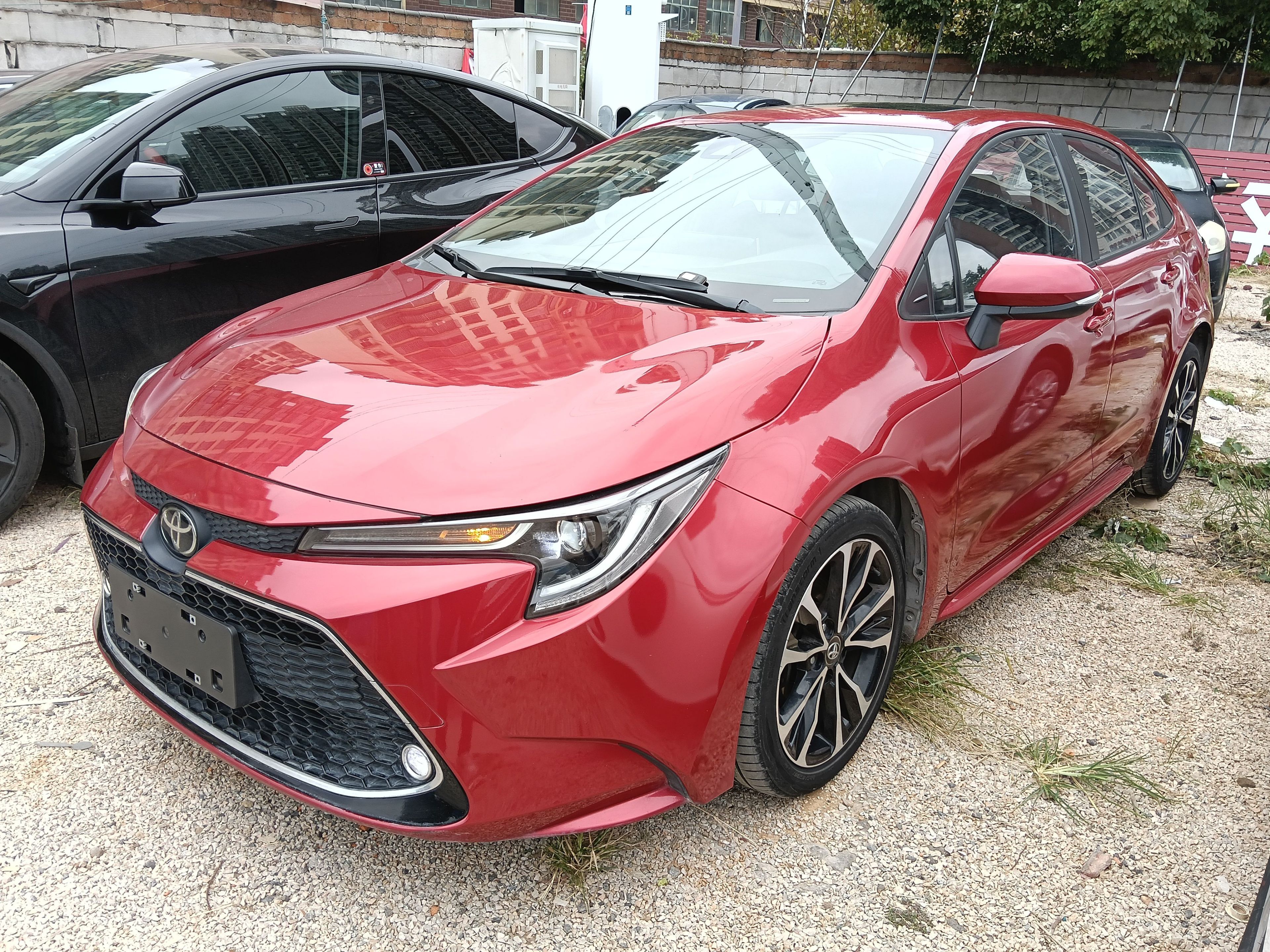 Под передней частью автомобиля