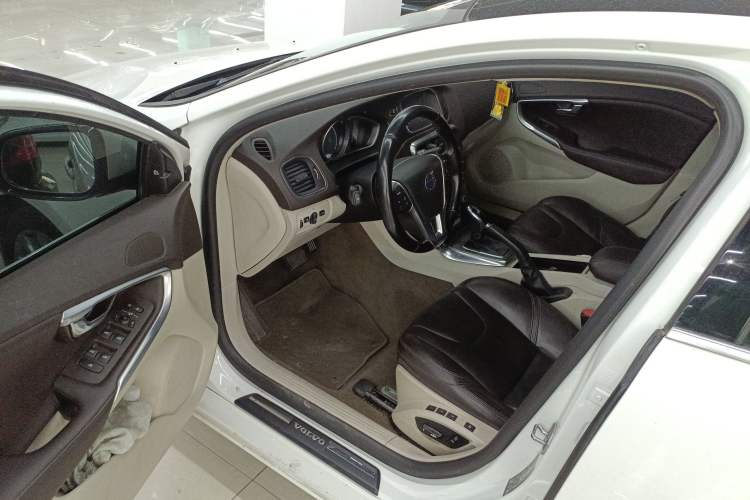 Used Volvo V40 2015 1.6T Zhiya Edition
