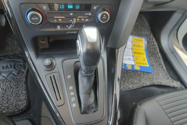 Used Ford Focus 2015 Hatchback 1.6L Automatic Fashion Edition
