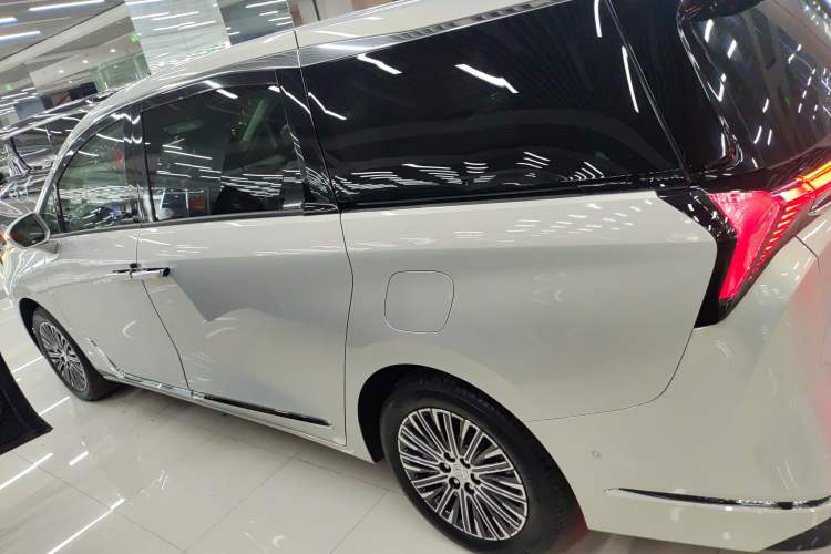 Used Buick GL8 New Energy 2024 Lu Zun Luxury Edition 7-Seater
