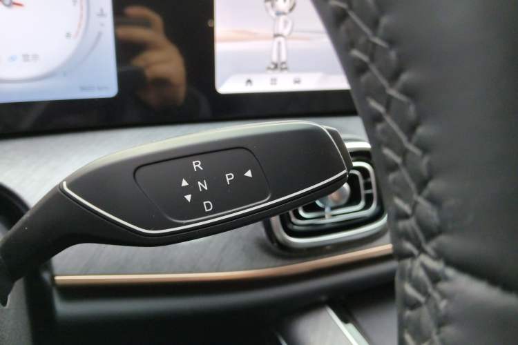 Used Chery Tiggo 9 2025 2.0T Dual-Clutch Two-Wheel Drive Luxury Edition 7 Seats
