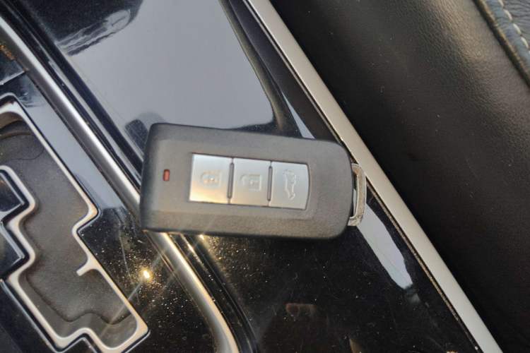 Used Mitsubishi Outlander 2019 2.4L 4x4 Zhi Xiang Edition 5 Seats China V Emission Standard
