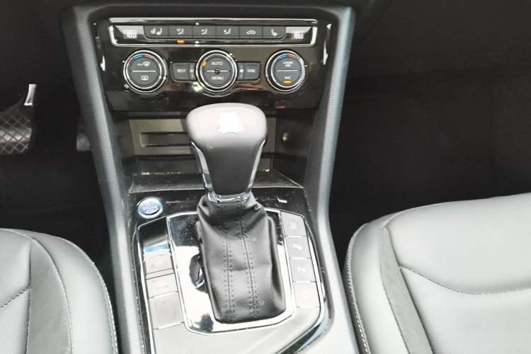 Used Volkswagen Tiguan L 2019 330TSI Automatic Two-Wheel Drive Smart Luxury Version China VI Standard
