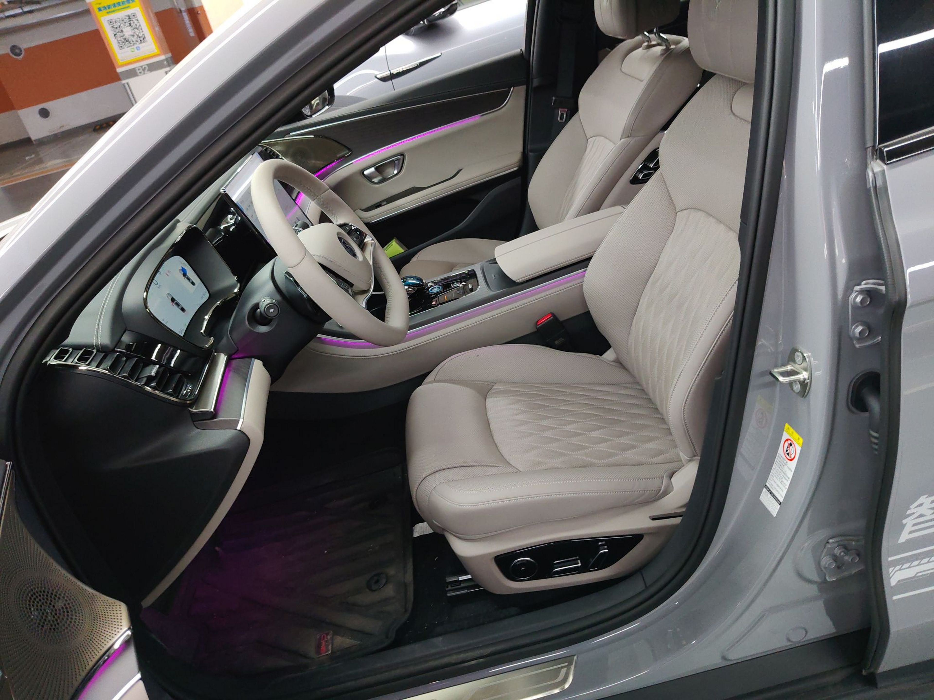 Переднее сиденье в автомобиле