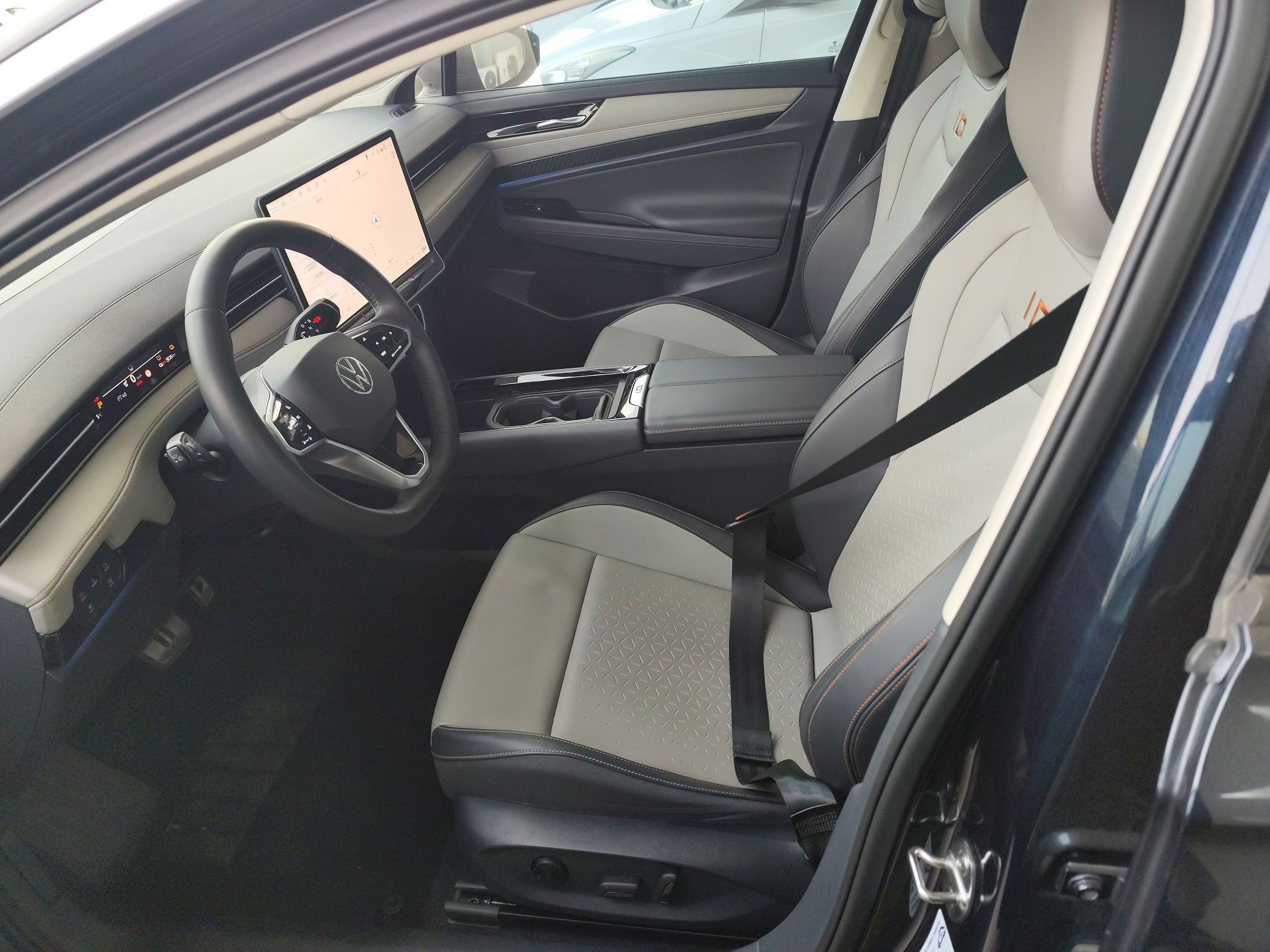 Переднее сиденье в автомобиле