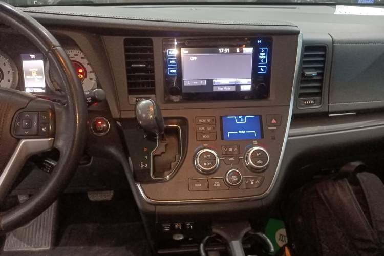 Used Toyota Sienna (Parallel Import) 2015 3.5L Automatic 7-Seater Parallel Import