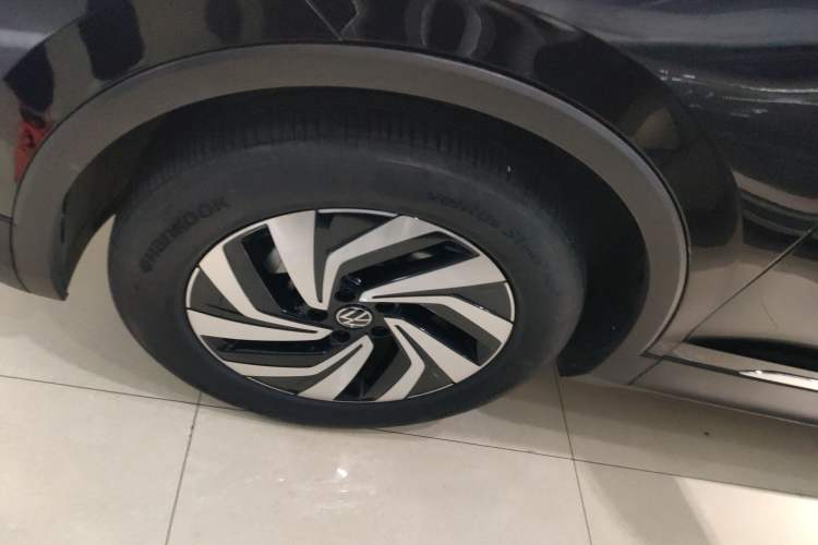 Used Volkswagen Tiguan L 2024 Outstanding Model 300TSI Automatic Two-Wheel Drive Longteng Edition
