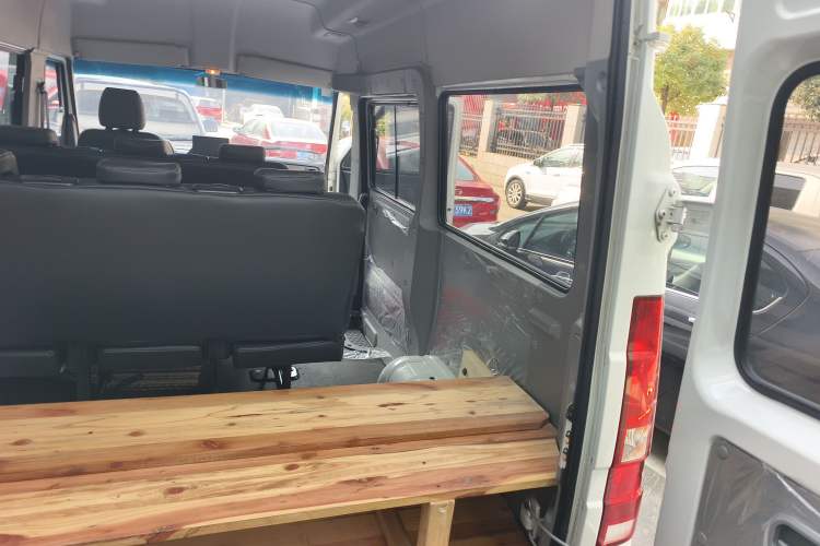 Used Iveco Daily 2023 2.5T A35M1 Short Wheelbase Low-Roof Single-Tire Side-Sliding Door 5-9 Seats
