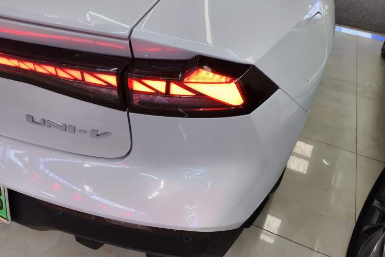 Used Changan UNI-V iDD 2024 Blue Whale Smart Electric iDD 136km ZhiKu Model
