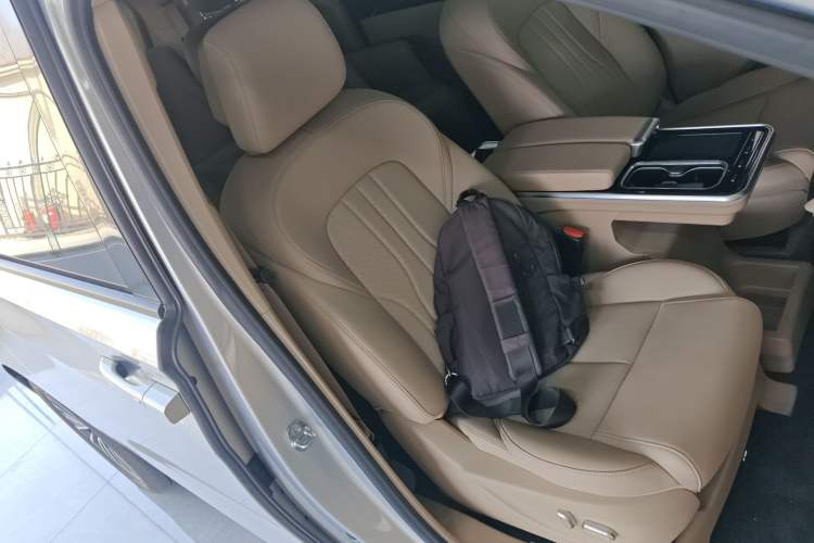 Used Buick GL8 New Energy 2025 Lu Shang Luxury Edition 7-Seater
