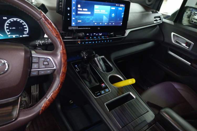 Used Toyota Sienna 2021 2.5L Hybrid Platinum Edition
