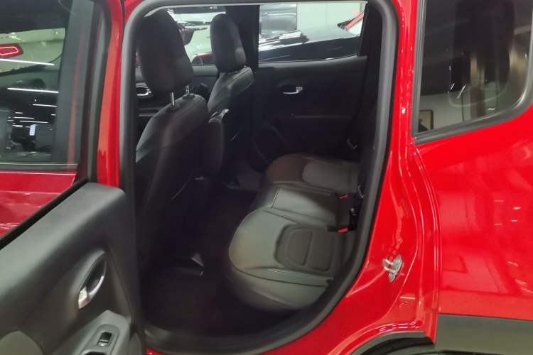 Used  Renegade 2019 220T Automatic Elite Edition
