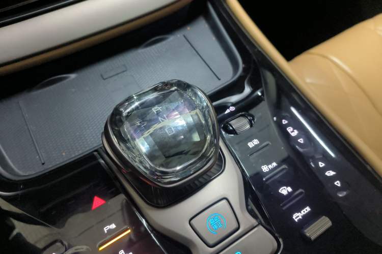 Used Denza D9 2022 DM-i 1040 Prestige Model
