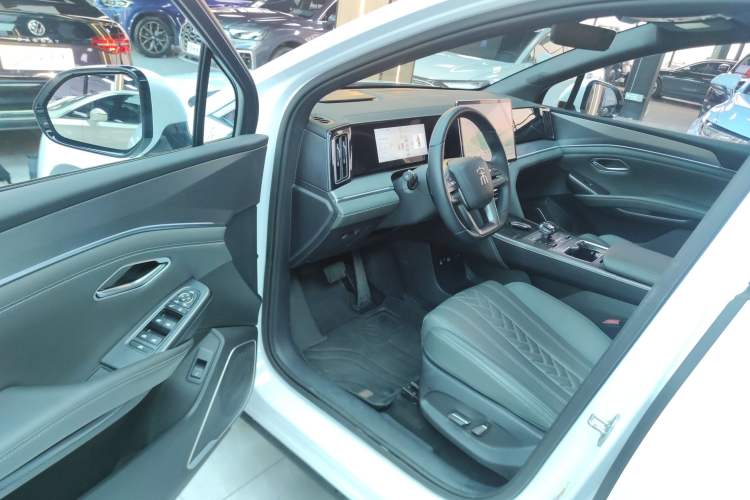 Used BYD Song L DM-i 2025 Intelligent Driving Version 160 km Beyond-Range Type
