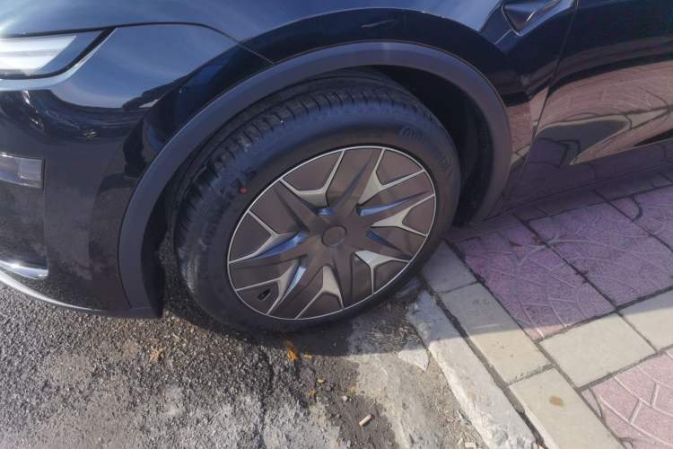 Used Tesla Model Y L 2025 Long-Range All-Wheel-Drive Version
