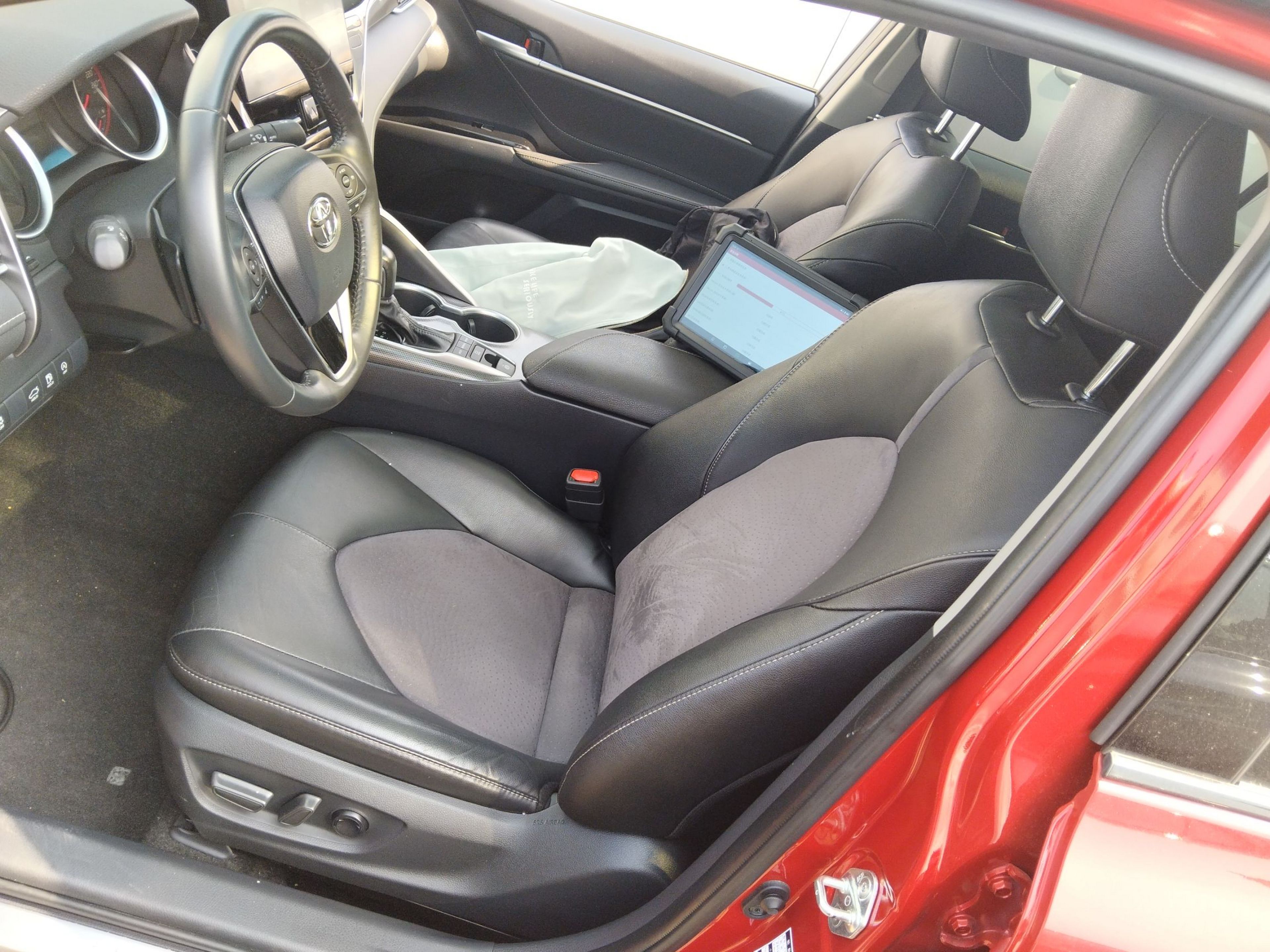 Переднее сиденье в автомобиле