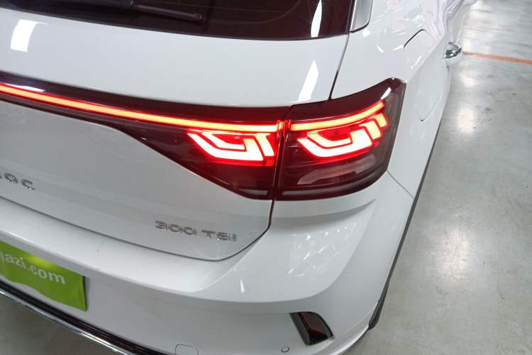 Used Volkswagen T-ROC 2023 300TSI DSG Two-Wheel-Drive Chen Guang Edition
