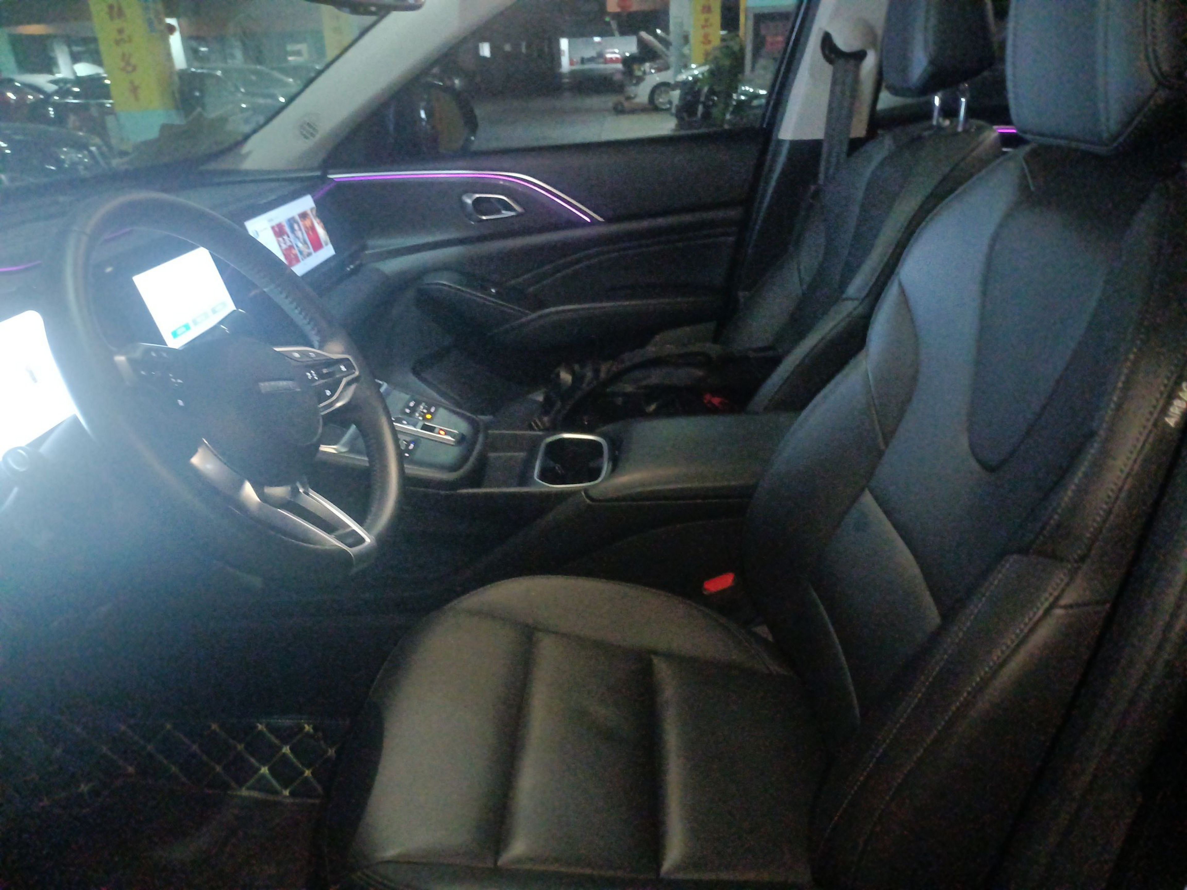 المقاعد الأمامية داخل السيارة