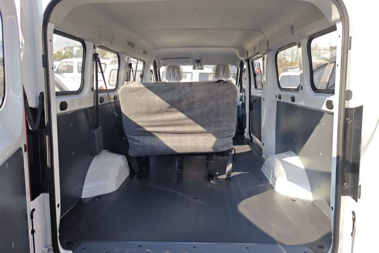 Used Wuling Yangguang 2024 300KM Comfort Version Passenger Van 75kW
