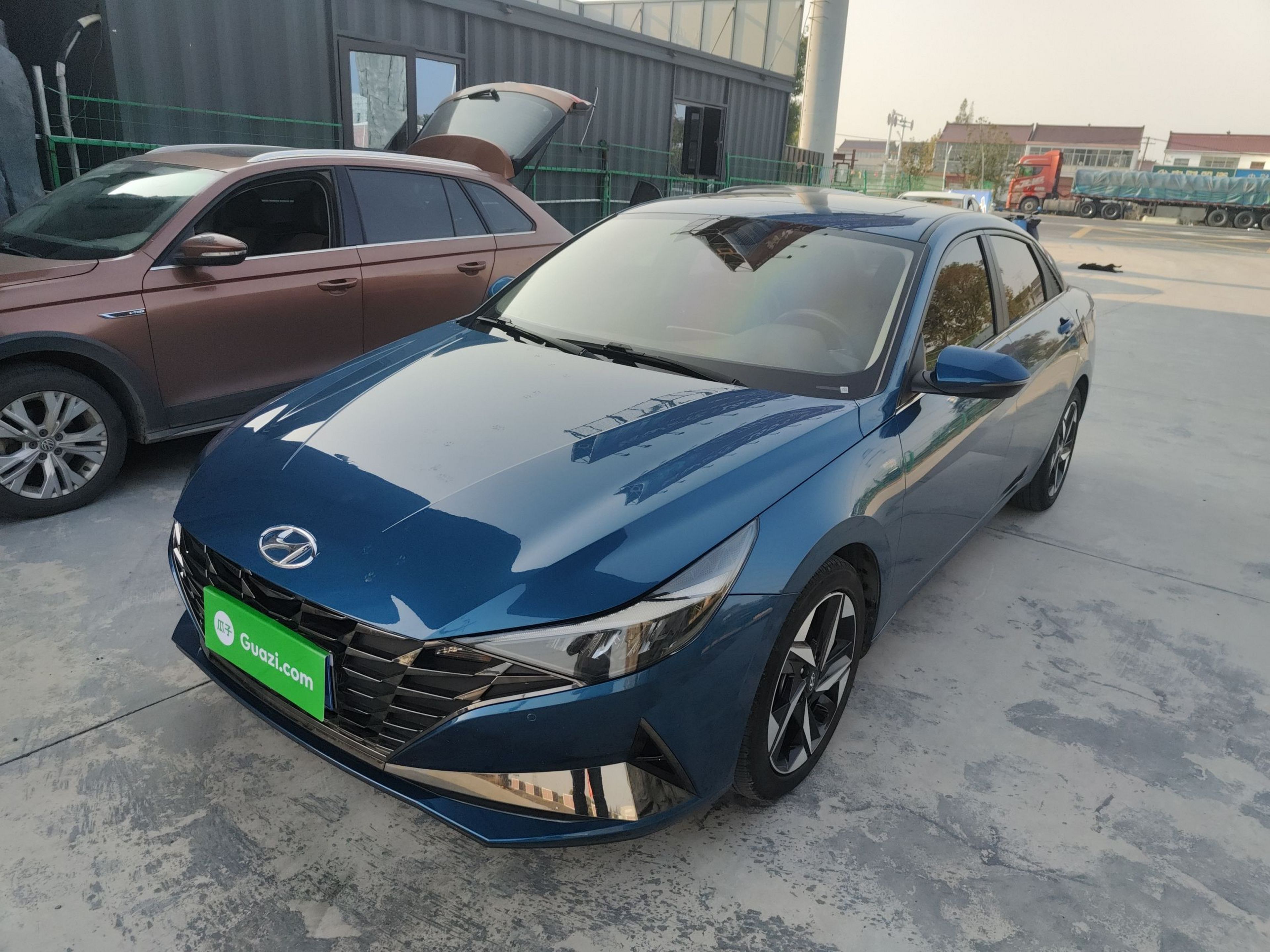 تحت مقدمة السيارة