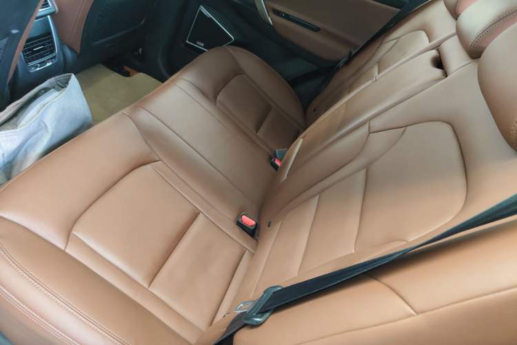 Used Geely Auto Emgrand X7 Sport 2018 1.8TD Automatic Two-Wheel Drive ZhiZun Model with 4G Connectivity
