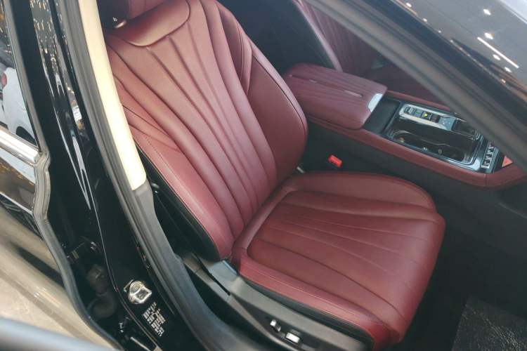 Used Hongqi H5 2025 2.0T Automatic Flag Edition – 500 000 Units Commemorative Version
