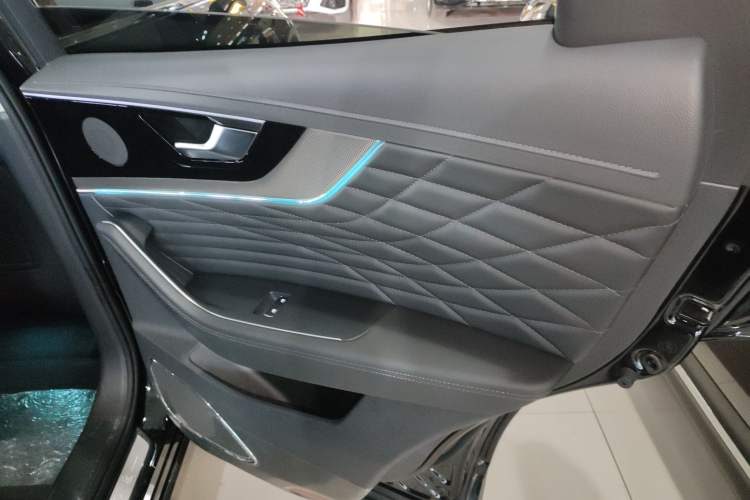 Used Hongqi HS5 2022 Facelifted Version 2.0T Smart Connect Flagship All-Wheel-Drive Edition
