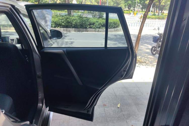 Used Toyota RAV4 2015 2.0L CVT Two-Wheel Drive Fashion Edition
