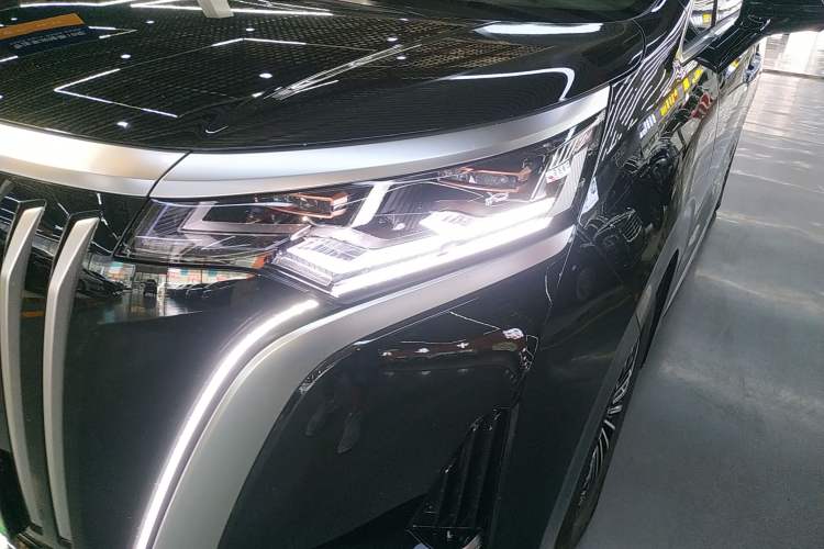 Used Denza D9 2022 EV 600 Four-Wheel Drive Prestige Model
