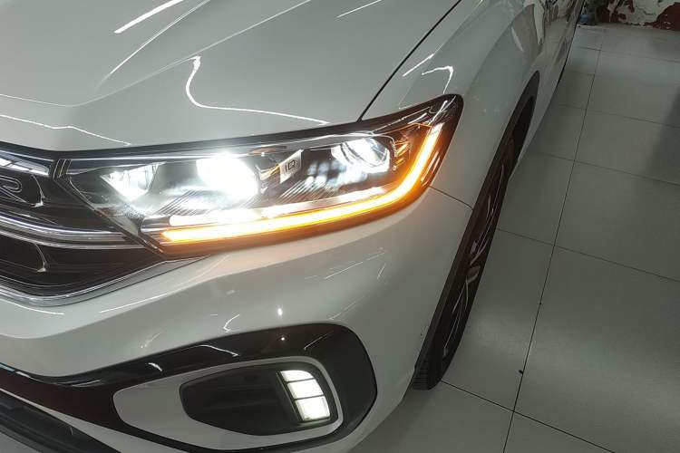 Used Volkswagen T-ROC 2023 300TSI DSG Two-Wheel Drive Starlight Edition