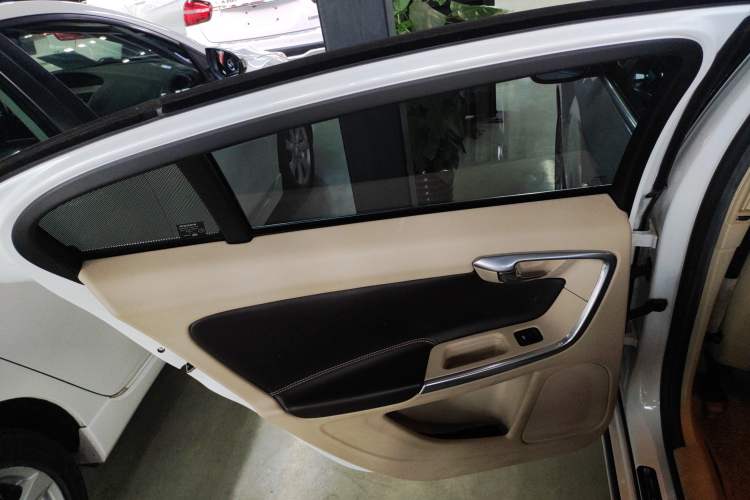 Used Volvo S60 2015 S60L 2.0T Zhiyuan Edition
