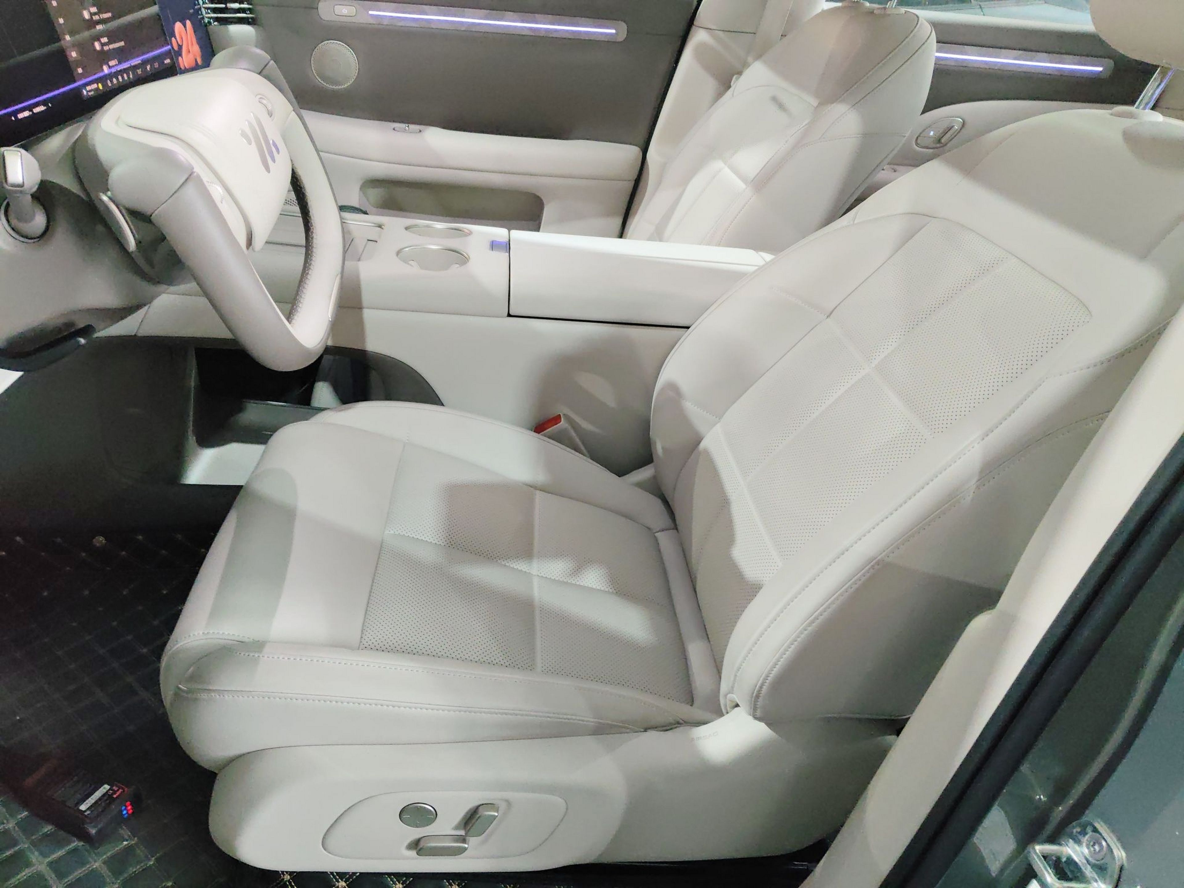 المقاعد الأمامية داخل السيارة