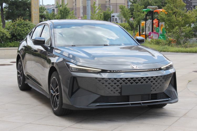 Used Changan UNI-V iDD 2024 Blue Whale Smart Electric iDD 136km ZhiKu Model
