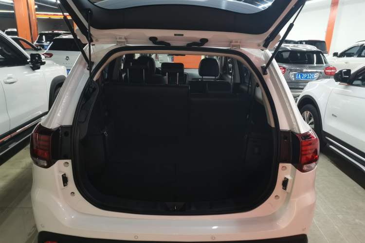 Used Mitsubishi Outlander 2019 2.4L 4x4 Zhi Xiang Edition 7 Seats China VI Standard
