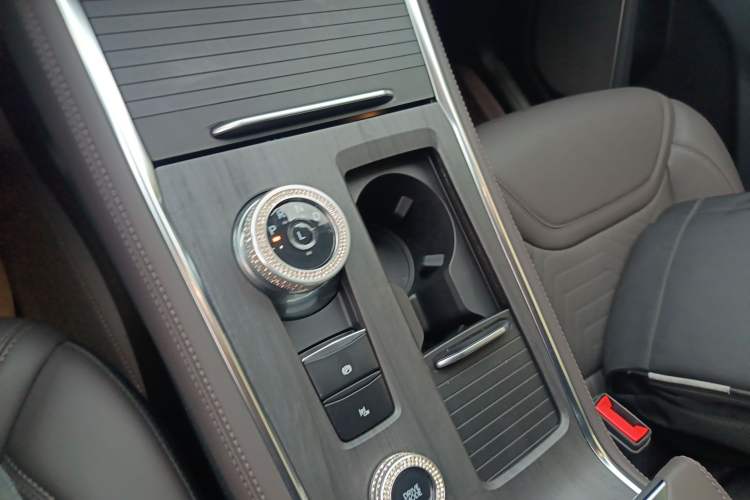 Used Ford Explorer 2024 2.3T EcoBoost Four-Wheel Drive Titanium Edition 6 Seats