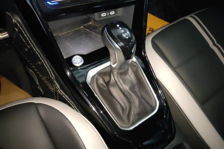 Used Volkswagen T-ROC 2023 300TSI DSG Two-Wheel-Drive Chen Guang Edition
