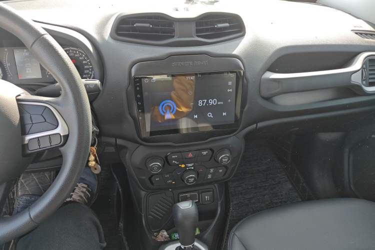 Used  Renegade 2019 220T Automatic Leading Edition