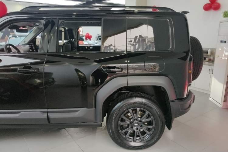 Used  Leopard 5 2023 Explore Edition