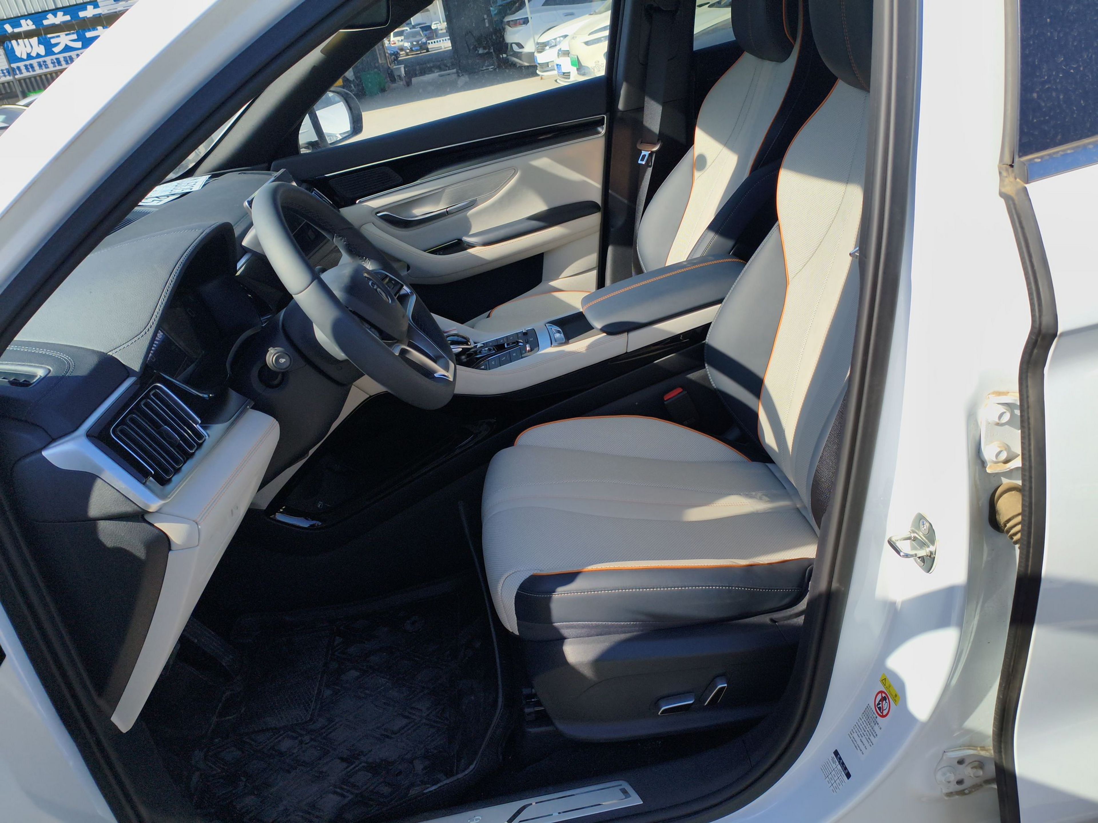 المقاعد الأمامية داخل السيارة