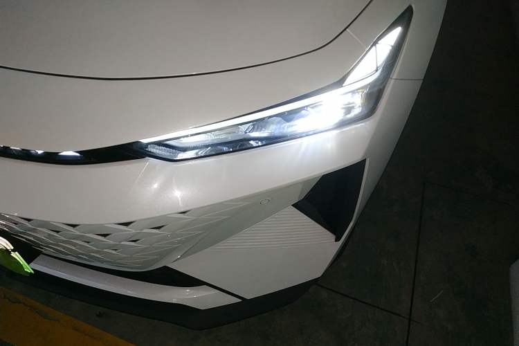 Used Changan UNI-V iDD 2024 Blue Whale Smart Electric iDD 136km ZhiKu Model
