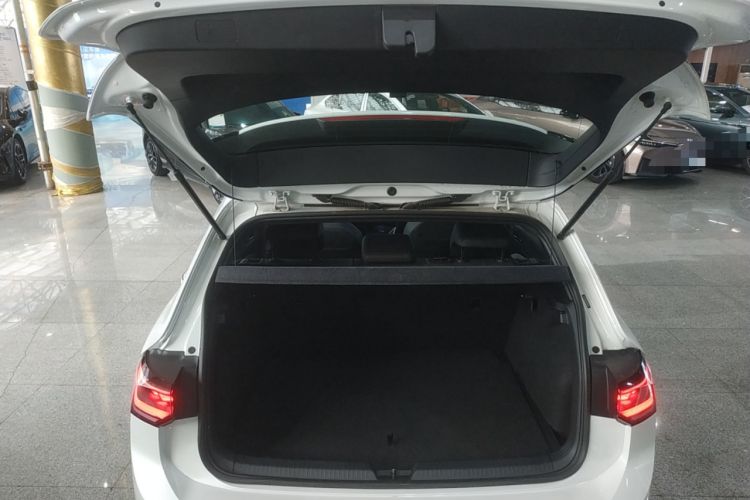 Used Volkswagen Golf 2025 300TSI R-Line
