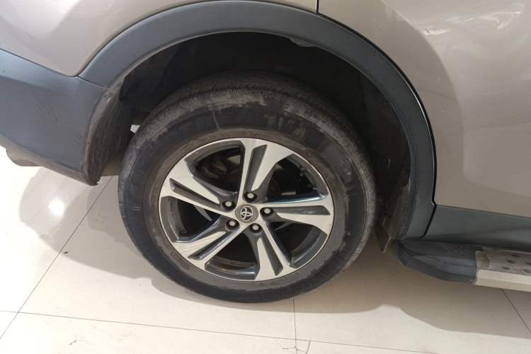 Used Toyota RAV4 2015 2.0L CVT Two-Wheel Drive Fashion Edition