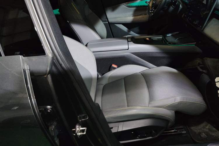 Used Lynk & Co 08 EM-P 2023 120km Long-Range Halo