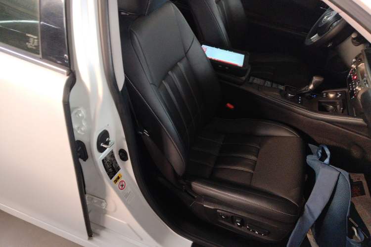 Used Lexus ES 2015 300h Comfort Edition
