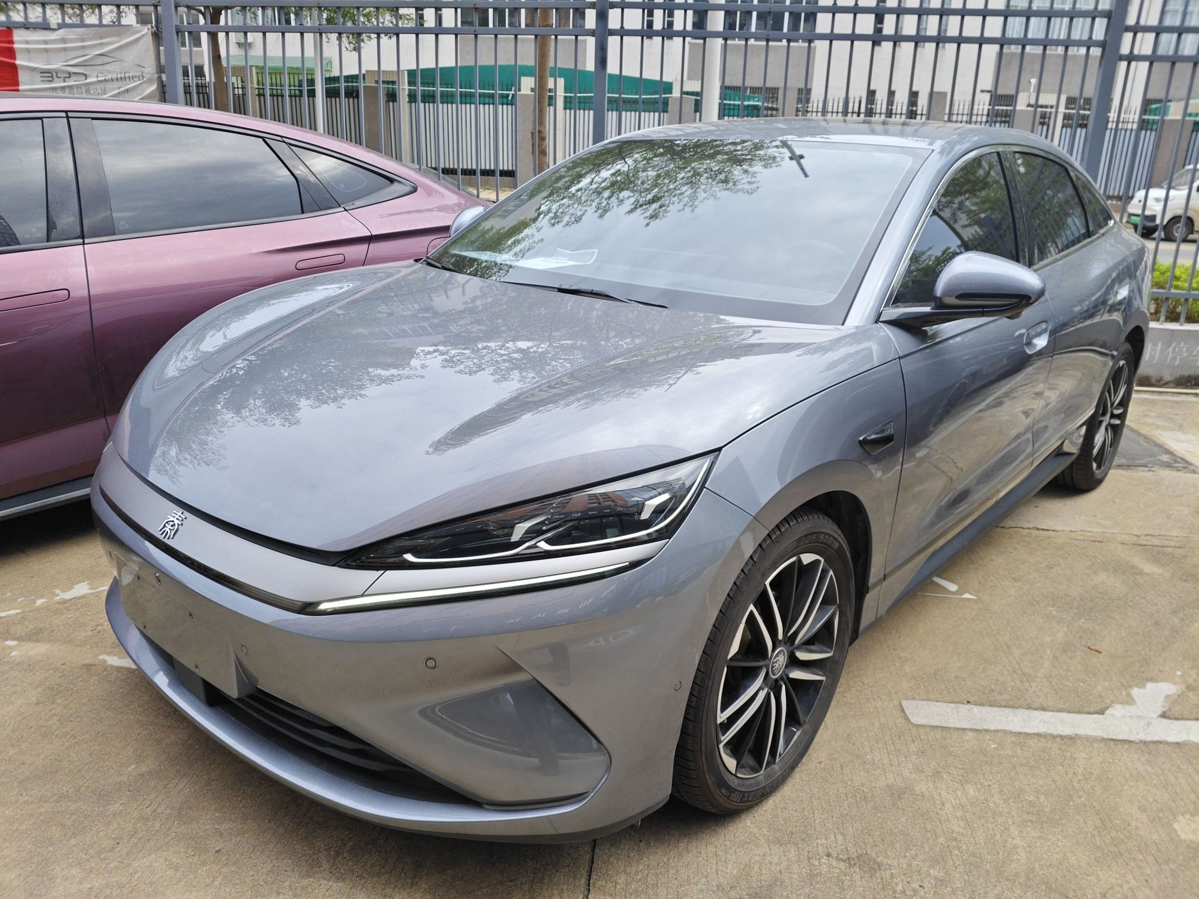 Под передней частью автомобиля